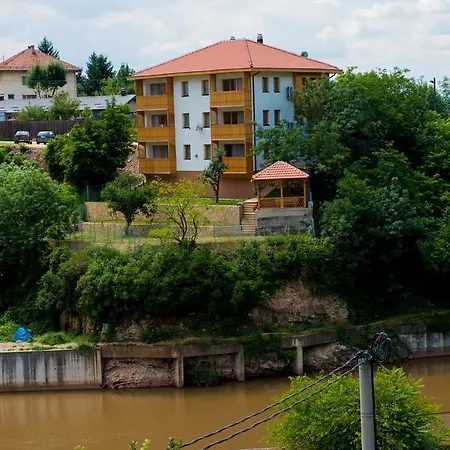 מלון דירות Leader